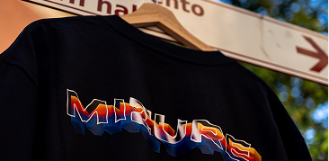 Uniformes laborales personalizados en Almería — WowPrinted Ropa laboral personalizada para empresas, ejemplo de uniforme con logo corporativo