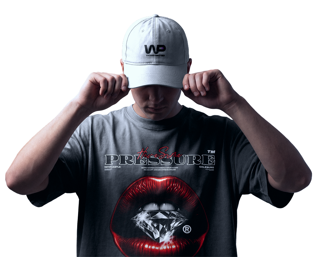 Persona con gorra y camiseta personalizadas WowPrinted con diseño PRESSURE