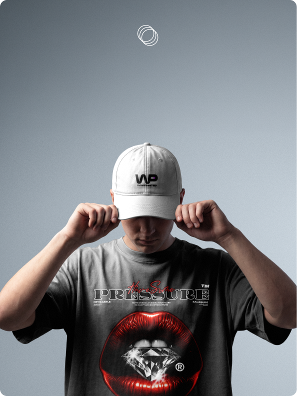 Persona con gorra y camiseta personalizadas con logo WP