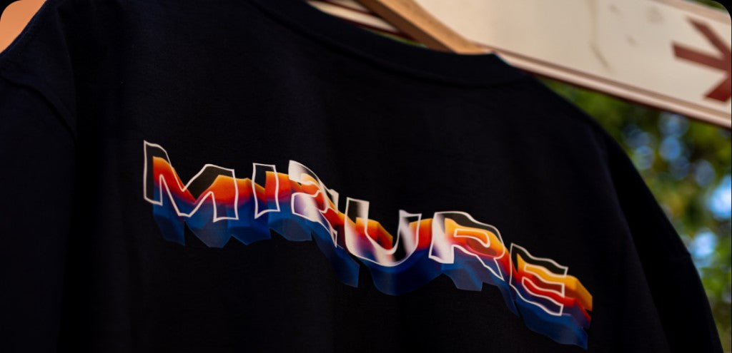 Detalle de camiseta negra personalizada con texto multicolor