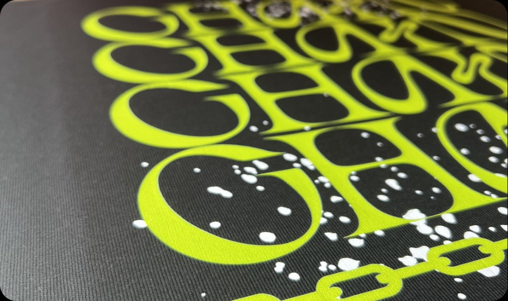 Detalle de estampado neón en prenda negra personalizada