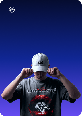 Persona con gorra y camiseta personalizadas WowPrinted