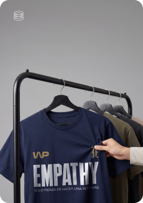 Camiseta personalizada Empathy colgada en percha