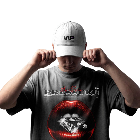 Persona con gorra WP y camiseta personalizada