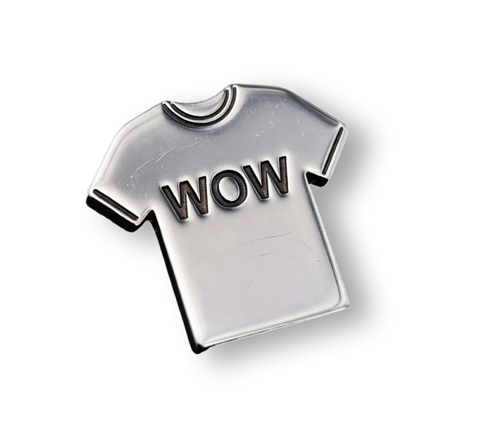 Pin metálico de camiseta con la palabra WOW grabada